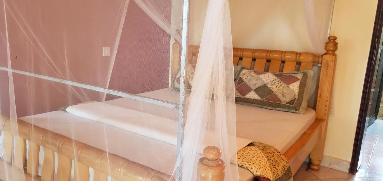 La Feve Beach Bed And Breakfast Entebbe 엔테베 외부 사진