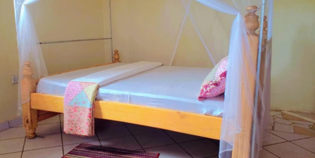 La Feve Beach Bed And Breakfast Entebbe 엔테베 외부 사진